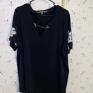 Daisy Fuentes Black Top With White Flowers on Sleeves. Size 3X, Never Worn.
